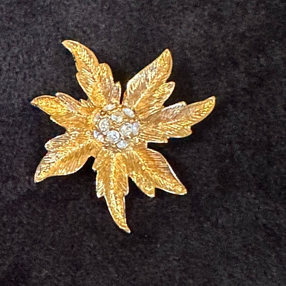 Vintage Gold-tone Flower Brooch with Rhinestone Center - Picture 1 of 6